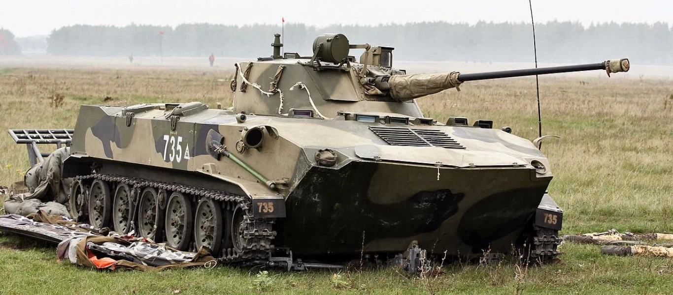 Βίντεο: ΤΟΜΑ BMD-2 πέφτει σαν μολύβι και συντρίβεται στο έδαφος